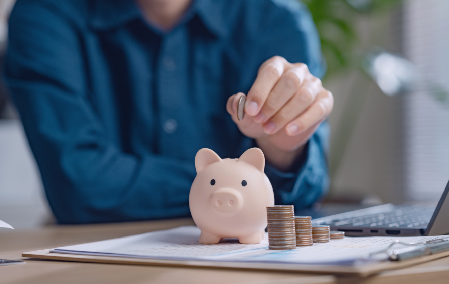 Imagem de uma mesa com diversos documentos, calculadora e caneta, simbolizando planejamento e estratégia na hora de começar a investir.
